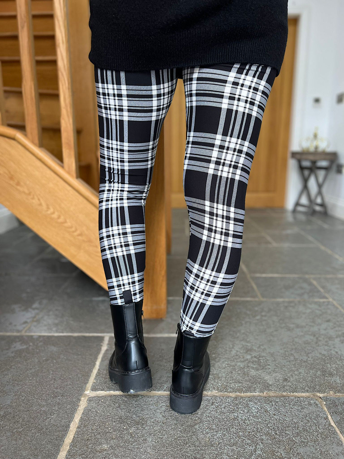 Black/white checkered leggings