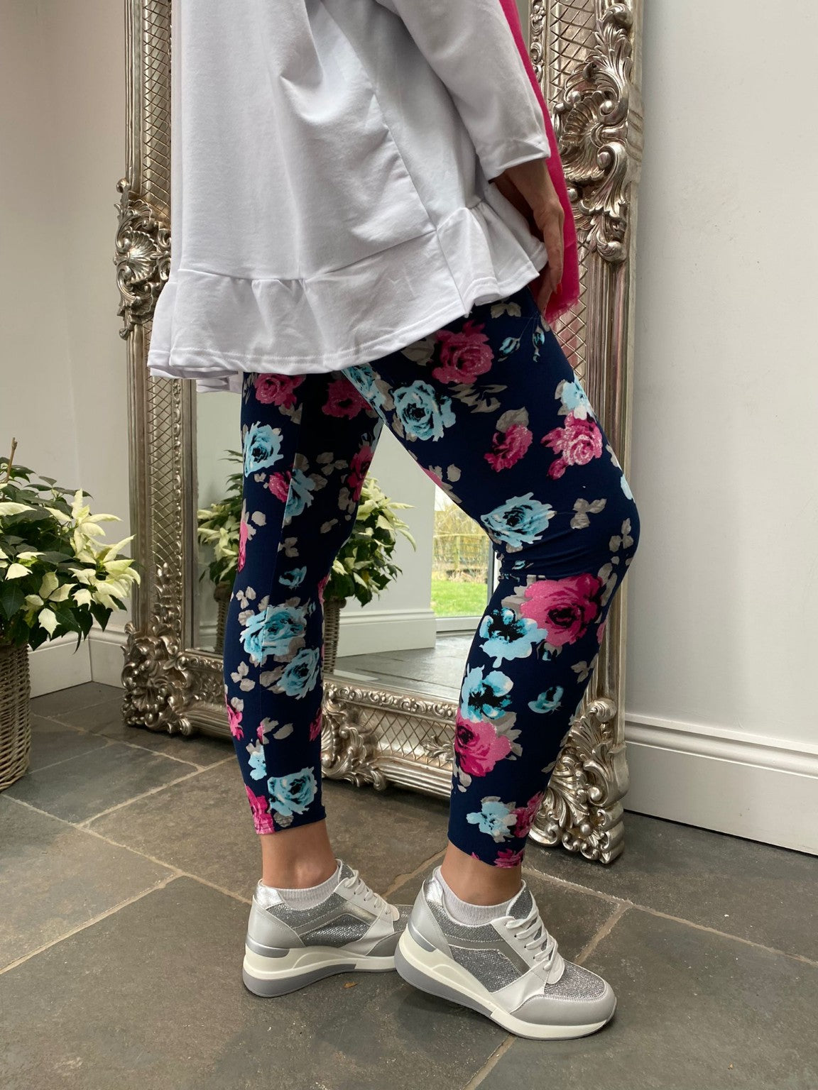 Allover Floral Print Flare Leg Pants | Flare leg pants, Floral flare,  Photoshoot outfits